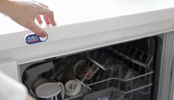 El consejo de los pediatras para evitar riesgos con los detergentes de lavavajillas: «Enjuagar con agua y evitar productos irritantes»