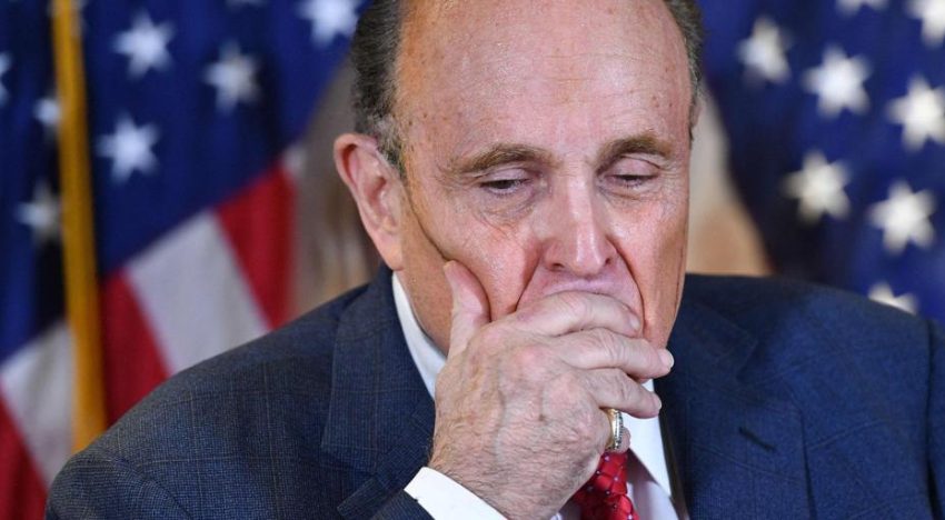 Trump indulta de forma preventiva a Giuliani y más de 70 personas vinculadas con su intento de dar la vuelta a la elección de 2020