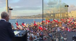 El candidato derechista chileno Kast estrena un panel de cristal blindado en sus actos de campaña