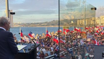 El candidato derechista chileno Kast estrena un panel de cristal blindado en sus actos de campaña