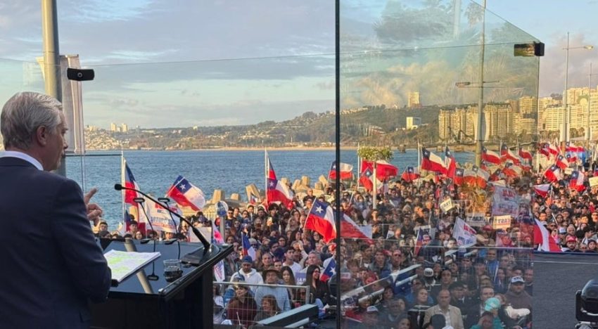 El candidato derechista chileno Kast estrena un panel de cristal blindado en sus actos de campaña