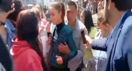 Un hombre manosea y besa a la presidenta de México cuando saludaba a los ciudadanos pese a la presencia de escoltas