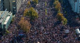 Miles de personas vuelven a las calles de Serbia en el primer aniversario de la tragedia de Novi Sad