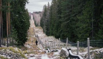 Pantanos, árboles y maleza: Finlandia levanta un muro natural frente a Rusia