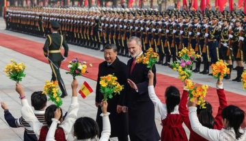 Los Reyes protagonizan una controvertida ofrenda floral en la plaza de Tiananmen promovida por Moncloa