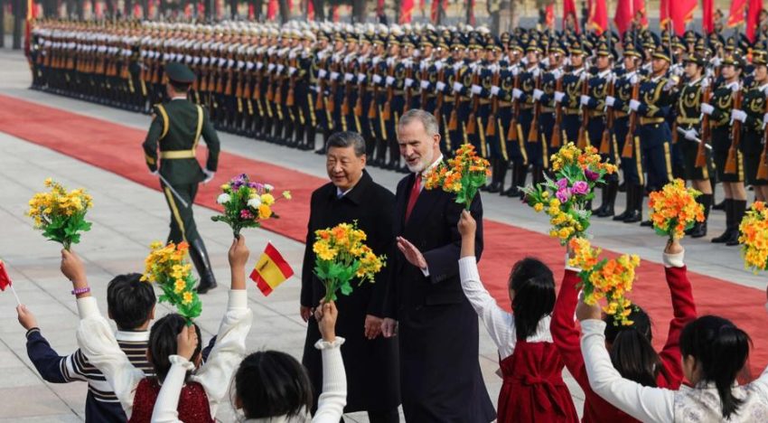 Los Reyes protagonizan una controvertida ofrenda floral en la plaza de Tiananmen promovida por Moncloa