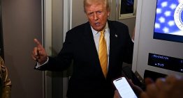 Trump insiste en interponer una demanda millonaria a la BBC por alterar sus palabras