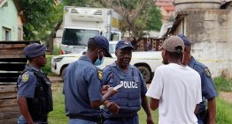 Al menos 11 muertos, tres de ellos menores, en un tiroteo en un bar de Sudáfrica