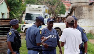Al menos 11 muertos, tres de ellos menores, en un tiroteo en un bar de Sudáfrica