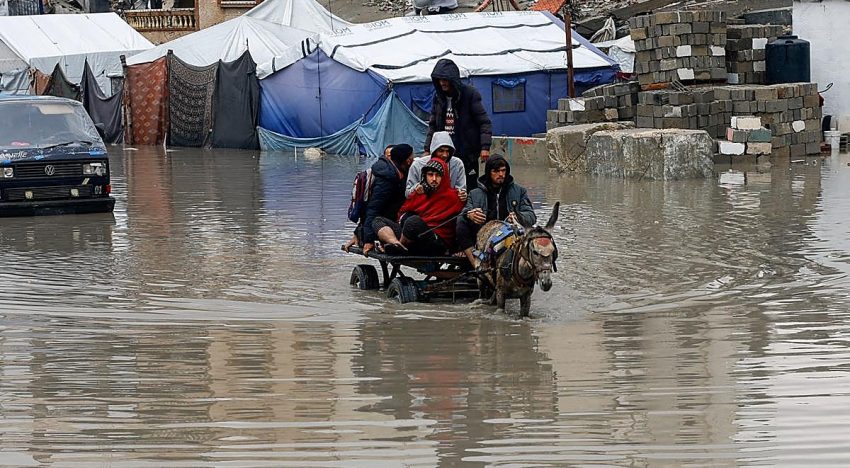 Al menos trece muertos por el frío y las lluvias causadas por una tormenta polar en Gaza