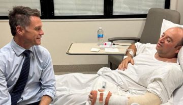 La visita del primer ministro de Nueva Gales del Sur en el hospital a Ahmed, el hombre que logró desarmar a uno de los atacantes de Australia