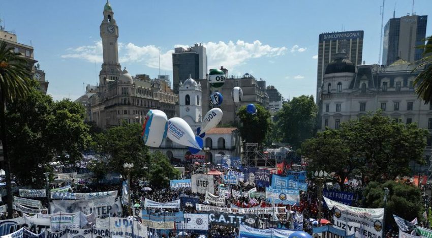 Masiva protesta en Argentina contra la reforma laboral de Milei