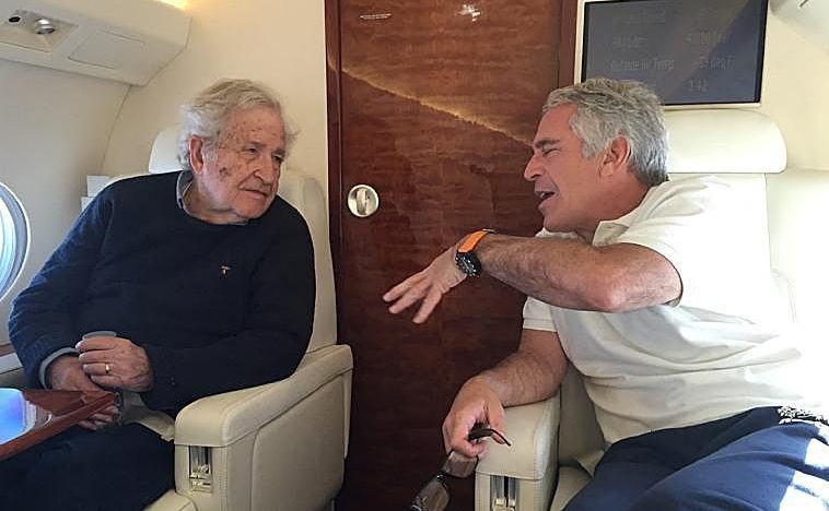 Los demócratas publican 68 nuevas fotos de Epstein: mujeres con frases en el cuerpo e imágenes de Noam Chomsky y Bill Gates