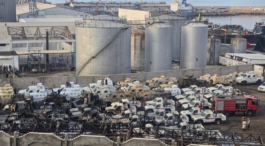 La coalición liderada por Arabia Saudí ataca armas y vehículos presuntamente traídos a Yemen desde EAU