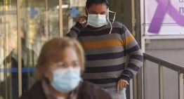 Catalunya recupera la mascarilla: «Es molesta, pero mejor llevarla a que te ingresen, todo el mundo está tosiendo»