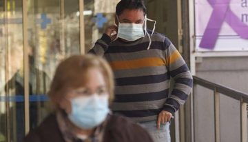 Catalunya recupera la mascarilla: «Es molesta, pero mejor llevarla a que te ingresen, todo el mundo está tosiendo»