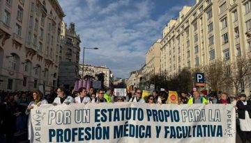 La huelga de médicos arranca con movilizaciones y un seguimiento desigual: «La profesión ha despertado y no vamos a volver a dormirnos»