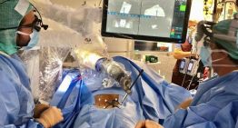 La sanidad pública madrileña opera con un robot a una adolescente con escoliosis por primera vez en España