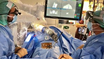 La sanidad pública madrileña opera con un robot a una adolescente con escoliosis por primera vez en España