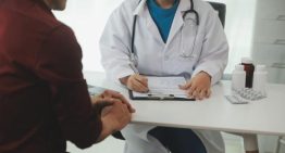 Un 74% de médicos españoles dicen que la burocracia les roba tiempo con sus pacientes: «Nos engulle el papeleo»
