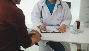 Un 74% de médicos españoles dicen que la burocracia les roba tiempo con sus pacientes: «Nos engulle el papeleo»