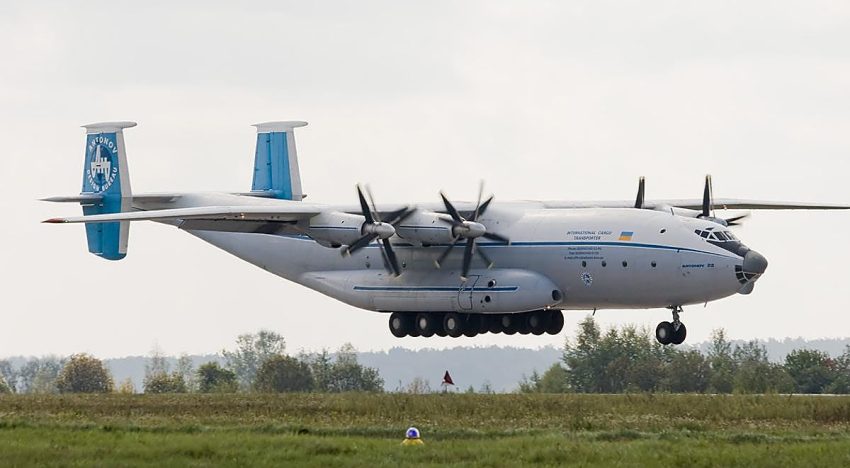 Mueren siete personas al estrellarse un avión militar ruso An-22 al este del país