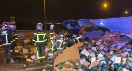 Vuelca en Getafe un tráiler cargado con 20 toneladas de cerveza que han quedado esparcidas por la autovía