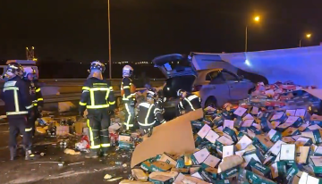 Vuelca en Getafe un tráiler cargado con 20 toneladas de cerveza que han quedado esparcidas por la autovía