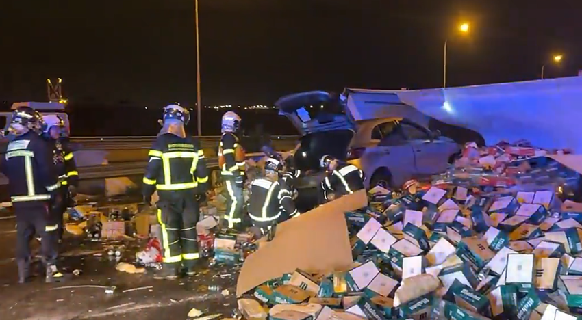 Vuelca en Getafe un tráiler cargado con 20 toneladas de cerveza que han quedado esparcidas por la autovía