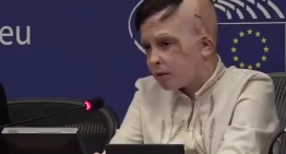 La historia de un niño ucraniano de 11 años hace llorar al Parlamento Europeo: «Esa fue la última vez que vi a mi madre»