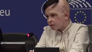 La historia de un niño ucraniano de 11 años hace llorar al Parlamento Europeo: «Esa fue la última vez que vi a mi madre»