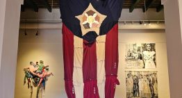 Uniformes escolares dan vida a “La bandera nueva” en exhibición en el Museo de las Américas