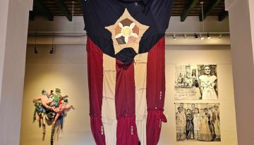 Uniformes escolares dan vida a “La bandera nueva” en exhibición en el Museo de las Américas