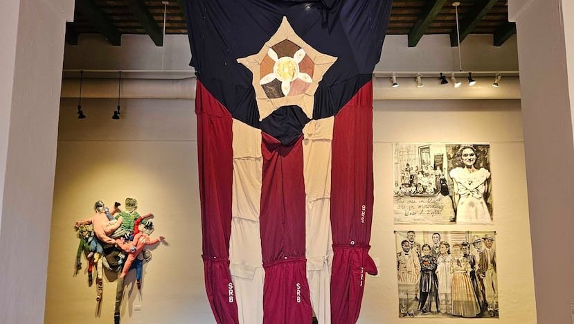 Uniformes escolares dan vida a “La bandera nueva” en exhibición en el Museo de las Américas
