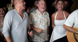 El Nuevo Día, Norberto Vélez y el Escuadrón de la Loma sorprenden a Carlos Beltrán con la parranda “Al Son de Aquí”