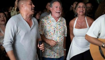 El Nuevo Día, Norberto Vélez y el Escuadrón de la Loma sorprenden a Carlos Beltrán con la parranda “Al Son de Aquí”