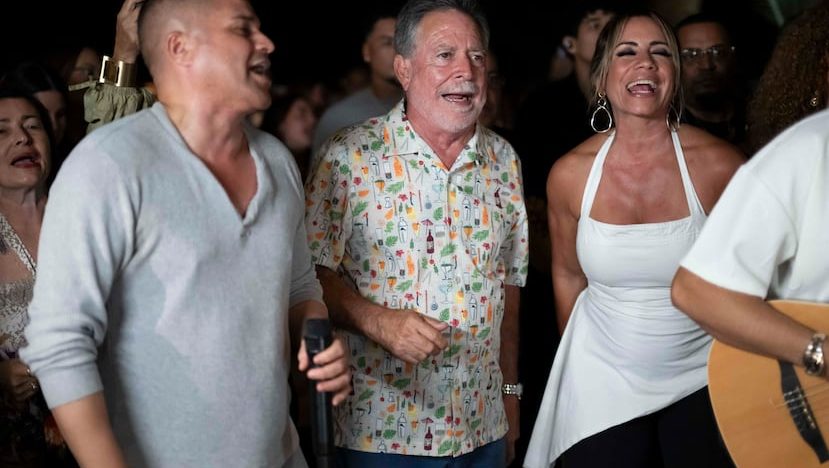 El Nuevo Día, Norberto Vélez y el Escuadrón de la Loma sorprenden a Carlos Beltrán con la parranda “Al Son de Aquí”