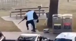 El héroe de la playa de Bondi: un hombre inmoviliza y arrebata el arma a uno de los asaltantes