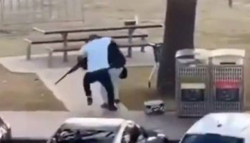 El héroe de la playa de Bondi: un hombre inmoviliza y arrebata el arma a uno de los asaltantes