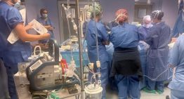 Prisión e inhabilitación para dos médicos que se dejaron una toalla en el abdomen de una paciente en Barcelona