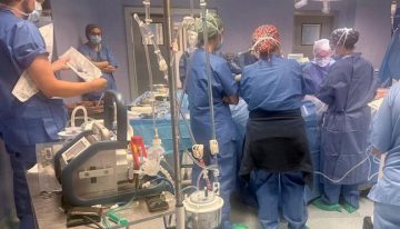 Prisión e inhabilitación para dos médicos que se dejaron una toalla en el abdomen de una paciente en Barcelona