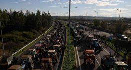 Manifestaciones de agricultores cortan la autopista que une el norte y sur de Grecia