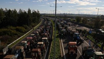 Manifestaciones de agricultores cortan la autopista que une el norte y sur de Grecia