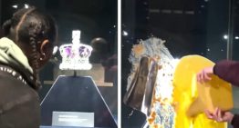 Cierran la Torre de Londres tras el ataque con natillas y tarta de manzana a la vitrina de la corona