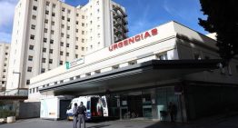 La gripe tensiona las Urgencias de hospitales: camas en los pasillos y esperas de 3 días para ingresar en planta
