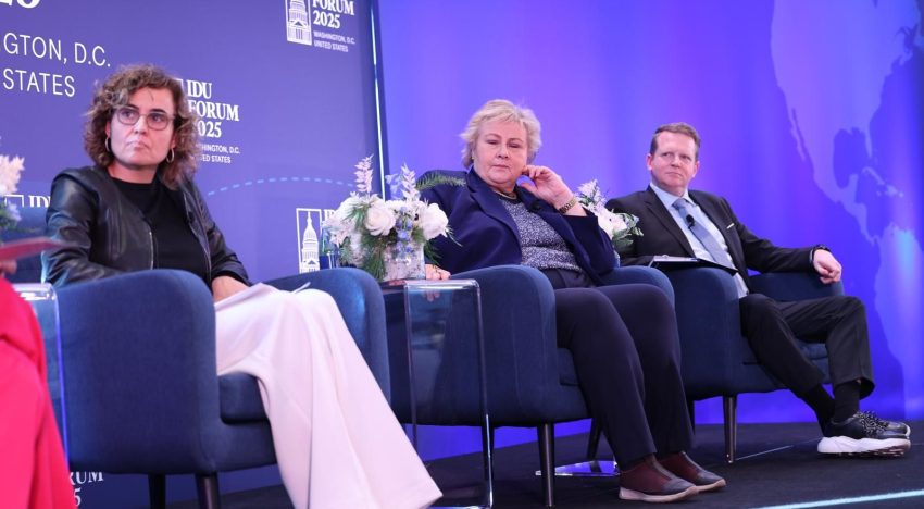 Montserrat viaja a Washington para reactivar los canales políticos entre Europa y Estados Unidos