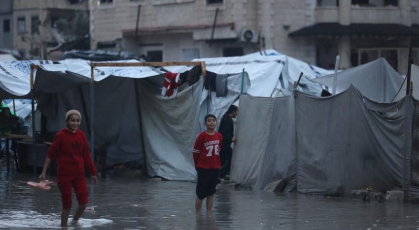 La lluvia y el frío se convierten también en armas de guerra en Gaza