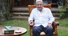López Obrador  abandona su retiro para presentar un libro en el que asegura desmonta la historia «que inventaron los conquistadores»