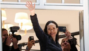 María Corina Machado es recibida en Oslo al grito de «Valiente, Valiente» por cientos de venezolanos