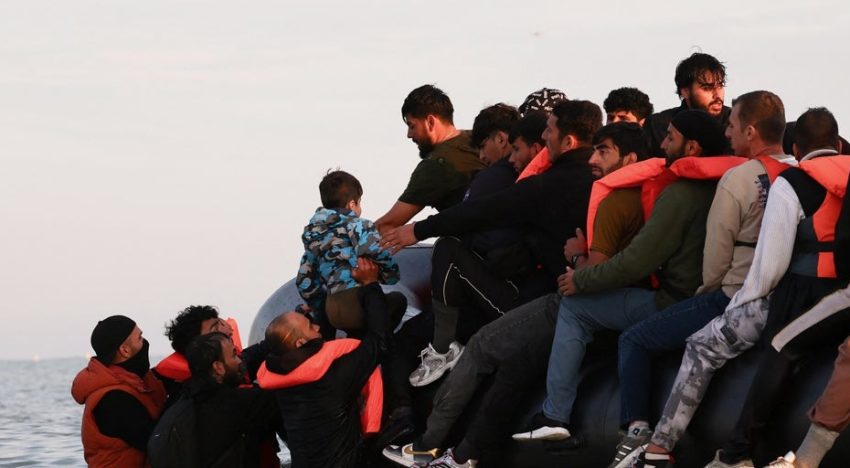 El Reino Unido abre más barracones militares para atender la llegada masiva de inmigrantes